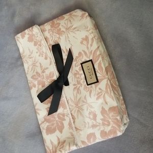 Gucci pouchette.